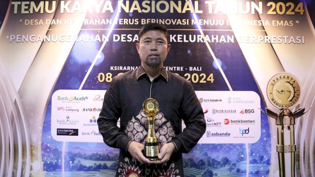 Penjabat Sementara (Pjs) Wali Kota Makassar, Andi Arwin Azis mendapatkan penghargaan Upakarya Wanua Nugraha dari Kementerian Dalam Negeri (Kemendagri). (Foto: Istimewa)