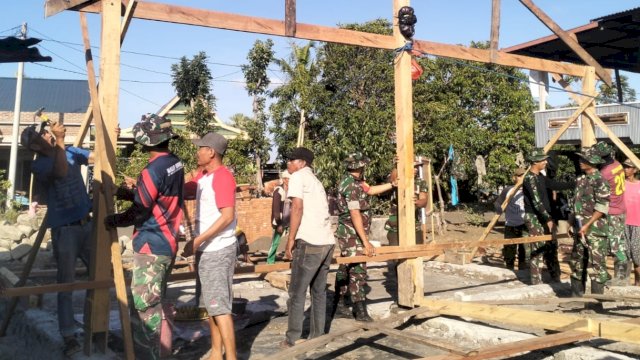 Satgas TMMD ke-122 Kodim 1425 Jeneponto saat membangun RTLH di Desa Tuju, Kabupaten Jeneponto. (Foto: Istimewa)