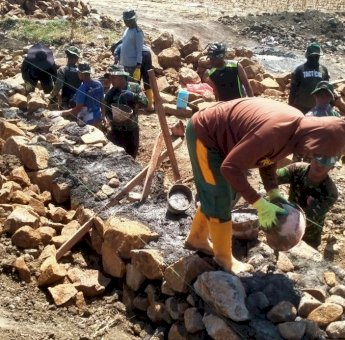 Hari ke-12 Pelaksanaan TMMD ke-122 di Jeneponto, Satgas Fokuskan Pembuatan Plat Duiker
