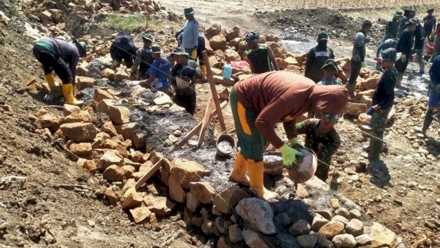 Personil TNI dan warga saat membuat plat duiker untuk jembatan sebagai bagian dari kegiatan TMMD ke-122 di Kabupaten Jeneponto. (Foto: Istimewa)