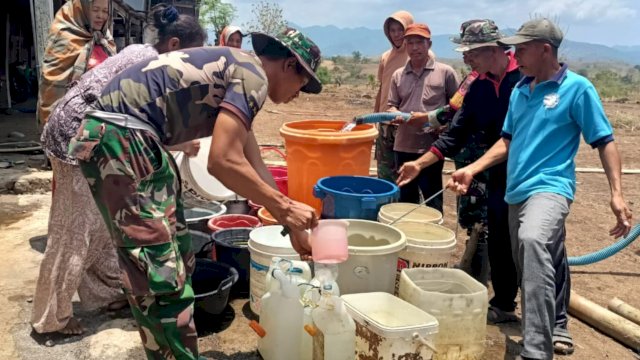 Personil TNI mendistribusikan air bersih untuk warga di sejumlah wilayah di Kabupaten Jeneponto. (Foto: Istimewa)