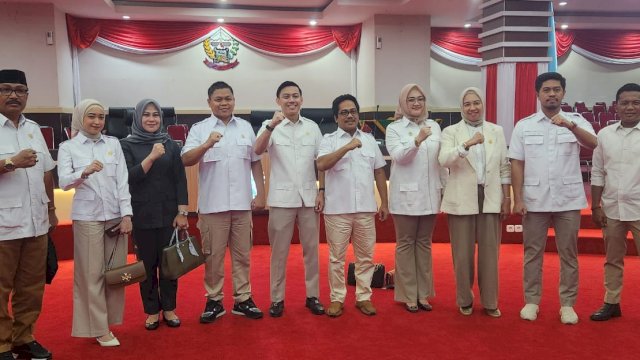 Wakil Ketua DPRD Sulsel, Yasir Machmud berfoto bersama anggota Fraksi Gerindra DPRD Sulsel usai rapat paripurna, Senin (14/10/2024). (Foto: Istimewa)