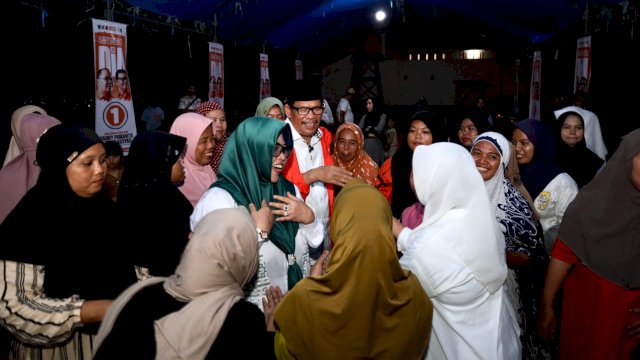 Calon Wakil Gubernur Sulsel, Azhar Arsyad saat bersilaturahmi dengan warga di Kecamatan Awangpone, Kabupaten Bone, Senin (14/10/2024). (Foto: Istimewa)