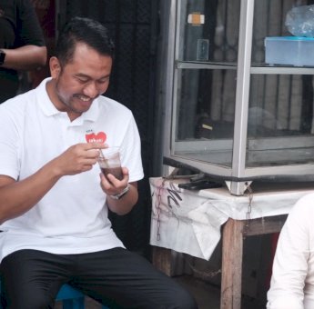 Blusukan di Pasar Tello, Seto Nikmati Bubur Ketan Hitam