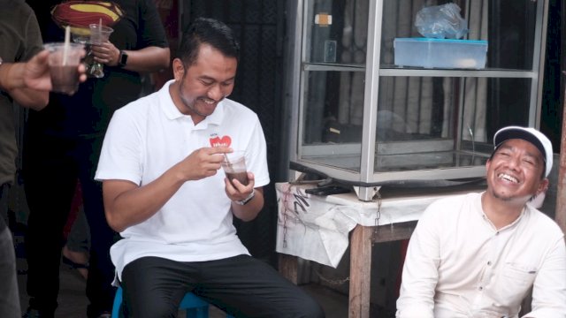 Calon Wali Kota Makassar, Andi Seto Gadhista Asapa saat melakukan blusukan di Pasar Tello, Makassar, Selasa (15/10/2024). (Foto: Istimewa)
