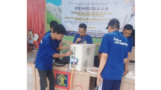 Ket : Warga Binaan Lapas Kelas IIA Parepare melakukan pelatihan Teknisi AC