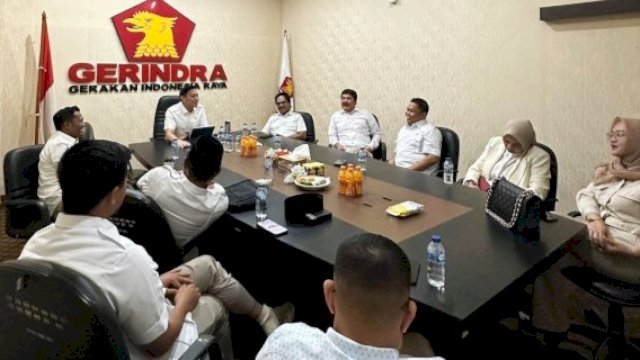 Fadel Tauphan Ansar saat memimpin rapat perdana Fraksi Gerindra DPRD Sulsel, Senin (14/10/2024). (Foto: Istimewa)