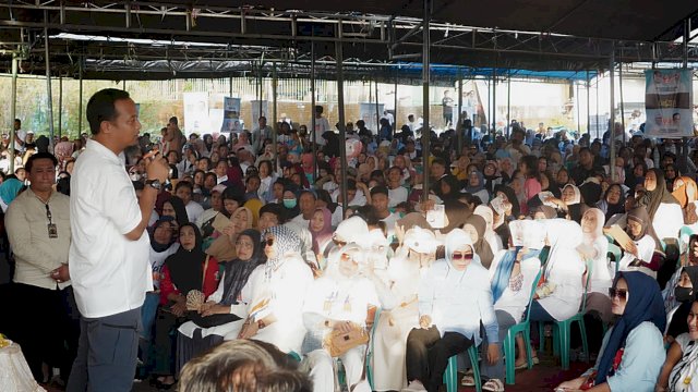 Calon Gubernur Sulsel, Andi Sudirman Sulaiman saat bersilaturahmi dengan warga di Lapangan Yusuf Bauty, Kelurahan Paccinongan, Kecamatan Sombaopu, Gowa, Rabu (16/10/2024). (Foto: Istimewa)