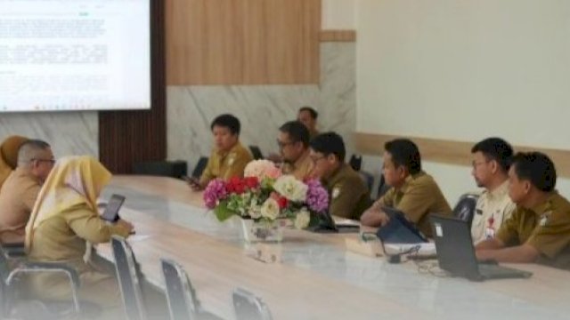 Sekretaris Bapenda Makassar saat menghadiri rapat evaluasi Ranperda dan Ranperkada yang digelar Pemprov Sulsel, Selasa (9/7/2024). (Foto: Istimewa)