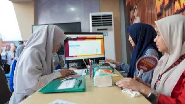 Pembayaran PBB di booth Bapenda Kota Makassar di lokasi pelaksanaan Makassar Internasional Eight Festival (F8) tahun 2024. (Foto: Istimewa)