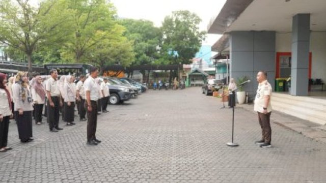 Suasana apel pagi yang digelar Bapenda Makassar di halaman kantornya di Jalan Urip Sumoharjo, Makassar, Senin (1/7/2024). (Foto: Istimewa)
