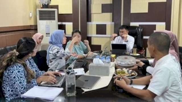 Bapenda Kota Makassar menggelar rapat bersama Tim Asian Development Bank (ADB) di ruang rapat Kepala Bapenda Makassar, Rabu (28/8/2024). (Foto: Istimewa)