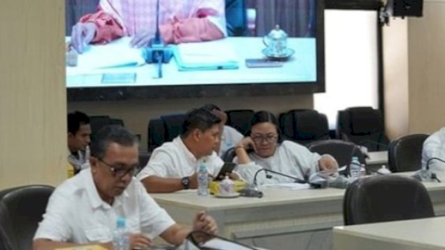 Bapenda Makassar menghadiri rapat pembahasan Ranperda tentang pemberian insentif dan kemudahan berinvestasi di Kantor DPRD Makassar, Rabu (21/8/2024). (Foto: Istimewa)
