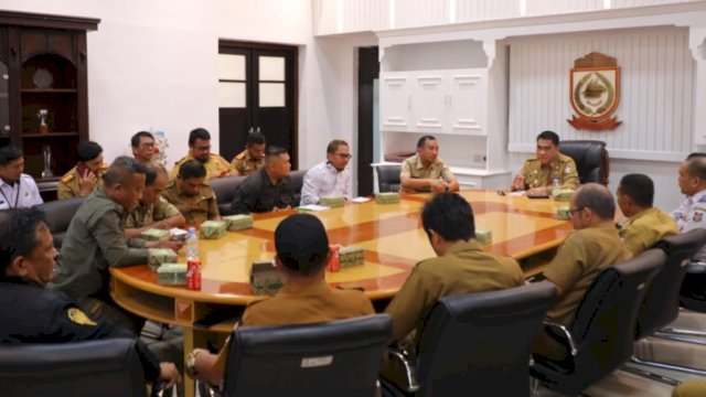 Perwakilan Bapenda Kota Makassar saat menghadiri rapat koordinasi di Ruang Rapat Sekda, Kantor Balaikota Makassar, Senin (9/9/2024). (Foto: Istimewa)