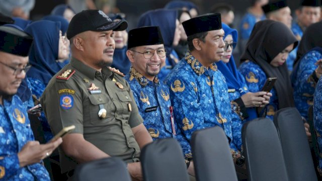 Pejabat dan pegawai Bapenda Kota Makassar turut menghadiri upacara Hari Kedisiplinan Nasional di Lapangan Karebosi, Makassar, Selasa (17/9/2024). (Foto: Istimewa)