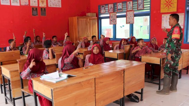 Anggota TNI saat memberikan materi wawasan kebangsaan kepada siswa SDN 21 Bangkala Barat, Jeneponto, Rabu (16/10/2024). (Foto: Istimewa)