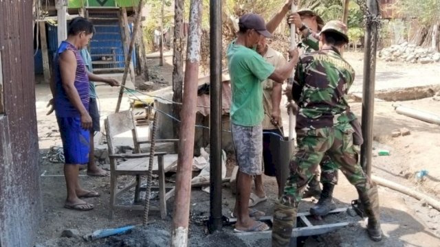 Anggota TMMD ke-122 saat membangun sumur bor di Desa Tuju, Kabupaten Jeneponto, Rabu (16/10/2024). (Foto: Istimewa)