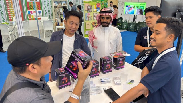 Karyawan Rumah BUMN memberikan penjelasan produk briket kepada calon pembeli dari luar negeri. (Foto: Istimewa)