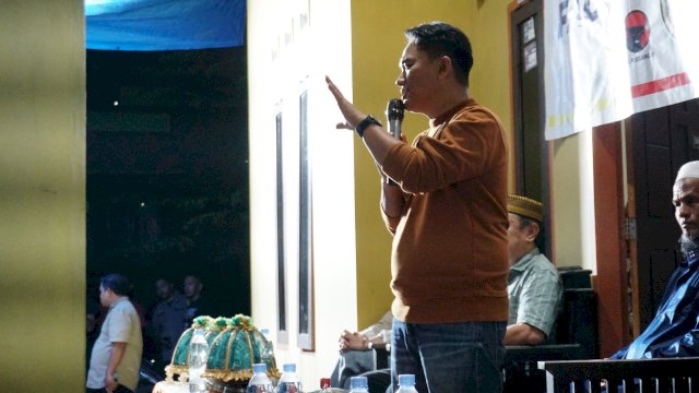 Juru kampanye pasangan Calon Bupati dan Wakil Bupati Luwu Utara, Muhammad Fauzi-Ajie Saputra, Husain saat tatap muka bersama warga Lapapa, Kecamatan Masamba, Rabu (16/10/2024) malam. (Foto: Istimewa)