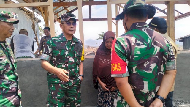 Brigjend TNI Heri Dwi Subagyo saat mengunjungi pembangunan RTLH program TMMD ke-122 Kodim 1425 Jeneponto, Kamis (17/10/2024). (Foto: Istimewa)
