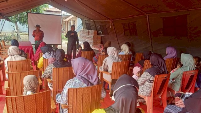 Personel Satgas TMMD ke-122 saat menggelar penyuluhan penurunan stunting di Desa Tuju, Kecamatan Bangkala Barat, Jeneponto, Kamis (17/10/2024). (Foto: Istimewa)