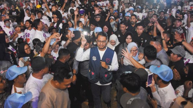 Calon Wali Kota Makassar, Andi Seto Gadhista Asapa saat menyapa ribuan relawan yang mendeklarasikan dukungannya, Jumat (18/10/2024). (Foto: Istimewa)
