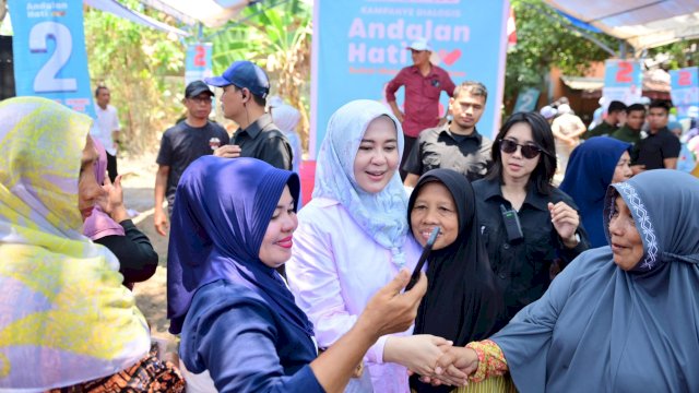 Calon Wakil Gubernur Sulsel, Fatmawati Rusdi saat bersilaturahmi dengan warga di Kecamatan Bontonompo, Kabupaten Gowa, Sabtu (19/10/2024). (Foto: Istimewa)