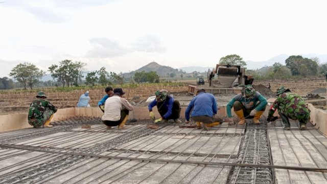 Anggota TNI terlihat antusias merampungkan pembangunan jembatan dalam program TMMD ke-122 di Kabupaten Jeneponto. (Foto: Istimewa)
