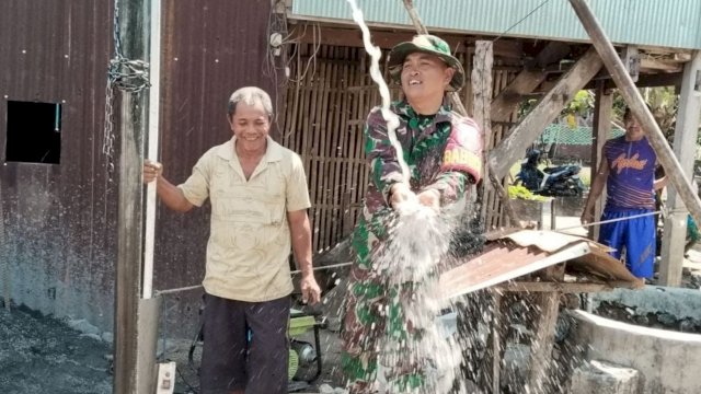 Anggota Satgas TMMD ke-122 saat mengerjakan sumur bor di Desa Tuju, Kecamatan Bangkala Barat, Jeneponto. (Foto: Istimewa)