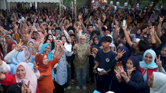 Pasangan Calon Bupati dan Wakil Bupati Gowa, Husniah Talenrang-Darmawangsyah Muin saat bersilaturahmi dengan warga di Kecamatan Parangloe, Minggu (20/10/2024). (Foto: Istimewa)