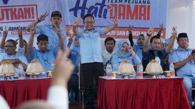 Calon Wakil Bupati Gowa, Darmawangsyah Muin saat menghadiri pengukuhan Pejuang Tim Hati Damai di Desa Belapunranga, Minggu (20/10/2024). (Foto: Istimewa)