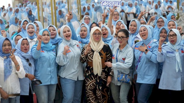 Istri Adnan Purichta Ichsan, Priska Paramita menyatakan dukungannya untuk pasangan Husniah Talenrang-Darmawangsyah Muin dalam acara 'Temu Akbar Komunitas Perempuan Hebat se-Kabupaten Gowa’ di Gedung Haji Bate, Kecamatan Somba Opu, Gowa, Selasa (22/10/2024). (Foto: Istimewa)