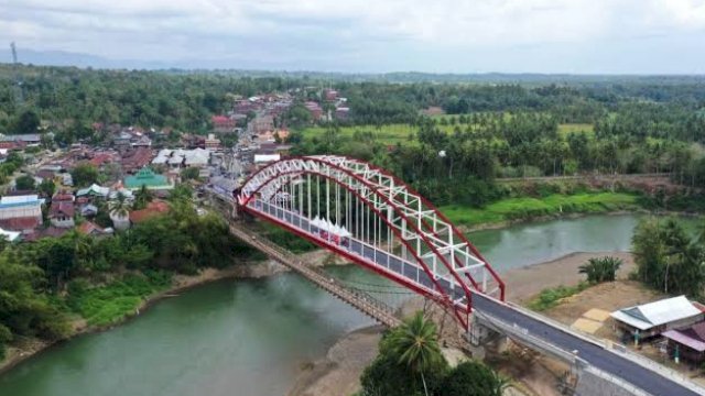 Salah satu infrastruktur jembatan yang dibangun Andi Sudirman Sulaiman di Soppeng saat menjabat sebagai Gubernur Sulsel periode 2021-2023. (Foto: Istimewa)