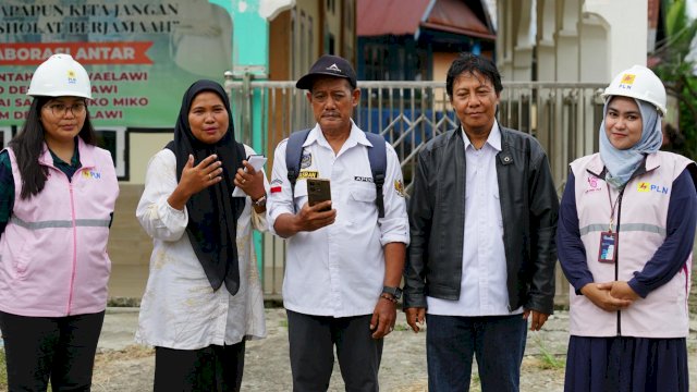 Masyarakat Dusun Lamiko-miko kini patut berbahagia karena telah menikmati listrik 24 jam dari PLN. (Foto: Istimewa)