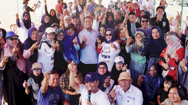 Calon Gubernur Sulsel, Andi Sudirman Sulaiman disambut hangat warga Desa Matompi, Kecamatan Towuti, Kabupaten Luwu Timur, Kamis (24/10/2024). (Foto: Istimewa)