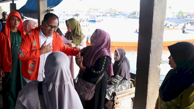 Calon Gubernur Sulawesi Selatan, Moh Ramdhan Pomanto saat mengunjungi Tempat Pelelangan Ikan (TPI) Lappa di Kabupaten Sinjai, Jumat (25/10/2024). (Foto: Istimewa)
