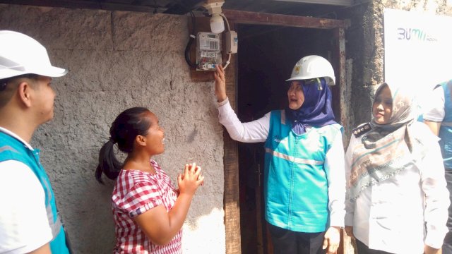 General Manager PLN Unit Induk Distribusi (UID) Jawa Barat, Susiana Mutia saat melakukan penyalaan listrik secara simbolis di rumah salah satu penerima bantuan program Light Up The Dream di Bekasi, Rabu (23/10/2024). (Foto: Istimewa)