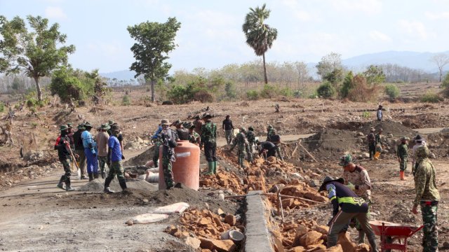Anggota Satgas TMMD ke-122 saat melakukan pengerjaan talud di Desa Tuju, Kecamatan Bangkala Barat, Jeneponto. (Foto: Istimewa)