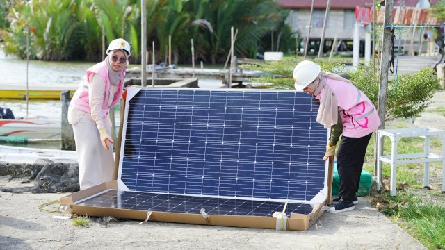 Srikandi PLN turut mengambil peranan penting dalam rangka menghadirkan listrik 24 jam di Dusun Lamiko-miko, Kabupaten Luwu Utara. (Foto: Istimewa)