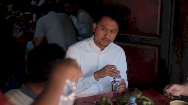 Calon Wali Kota Makassar, Andi Seto Gadhista Asapa saat berkunjung ke Pasar Jongkok Antang, Kecamatan Manggala, Makassar, Senin (28/10/2024) pagi. (Foto: Istimewa)