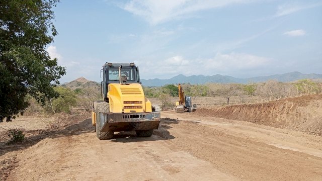 Personil Satgas TMMD ke-122 Kodim 1425 Jeneponto bahu membahu melaksanakan pelebaran jalan di Desa Tuju, Kecamatan Bangkala Barat, Jeneponto. (Foto: Istimewa)