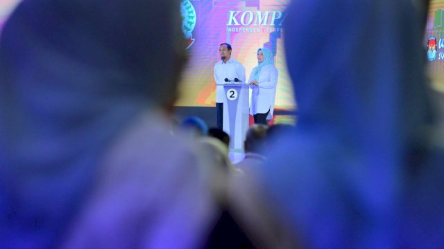 Pasangan Andi Sudirman Sulaiman-Fatmawati Rusdi saat tampil dalam debat perdana Pilgub Sulsel 2024 yang digelar di Hotel Four Points by Sheraton, Jalan Andi Djemma, Makassar, Senin (28/10/2024) malam. (Foto: Istimewa)