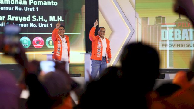 Pasangan Moh Ramdhan Pomanto-Azhar Arsyad saat tampil dalam debat perdana Pilgub Sulsel 2024 yang digelar di Hotel Four Points by Sheraton, Jalan Andi Djemma, Makassar, Senin (28/10/2024) malam. (Foto: Istimewa)