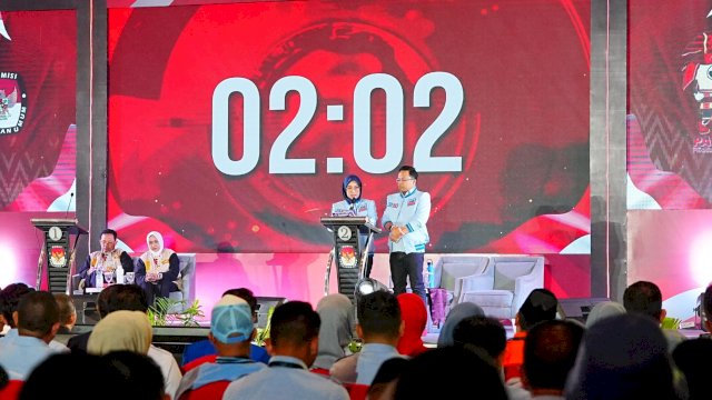 Pasangan Husniah Talenrang-Darmawangsyah Muin saat tampil di debat kedua kontestan Pilkada Gowa 2024 di Hotel Harper, Jalan Perintis Kemerdekaan, Makassar, Selasa (29/10/2024) malam. (Foto: Istimewa)