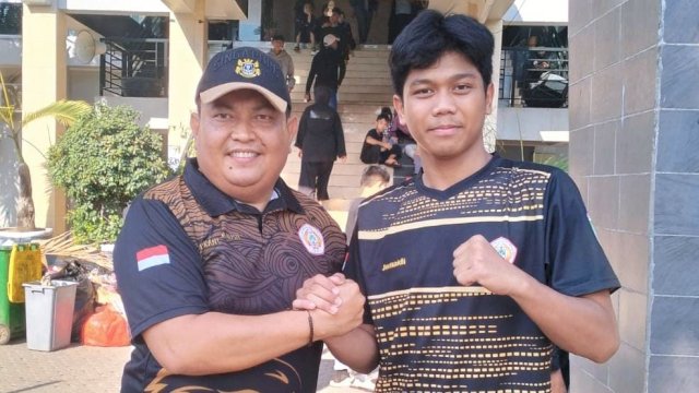 Ket: Atlet muda Parepare, Muh Jumaidi bersama Ketua IPSI Parepare, HM Iskandar Nusu