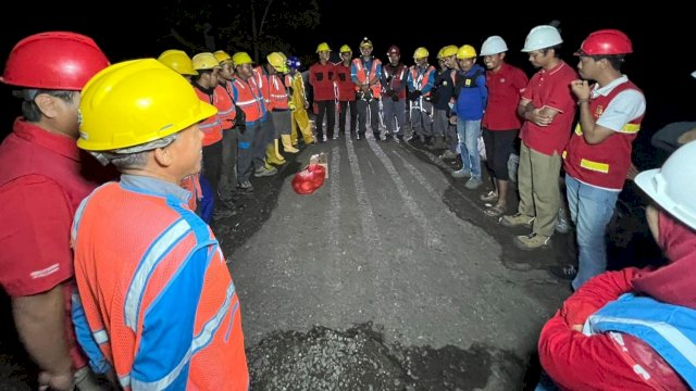 Petugas PLN melakukan safety briefing sebelum bekerja memulihkan pasokan listrik di Kabupaten Sidrap. (Foto: Istimewa)