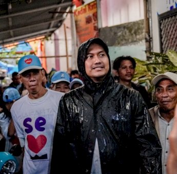 Terobos Hujan, Seto Blusukan di Pasar Butung