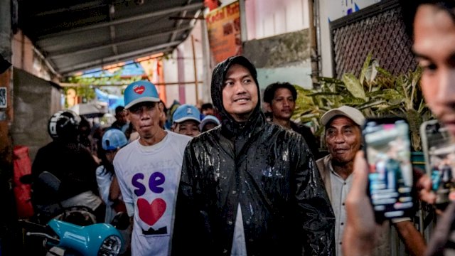 Calon Wali Kota Makassar, Andi Seto Gadhista Asapa saat blusukan menyapa masyarakat di Jalan Pasar Butung, Kecamatan Wajo, Makassar, Kamis (31/10/2024) sore. (Foto: Istimewa)