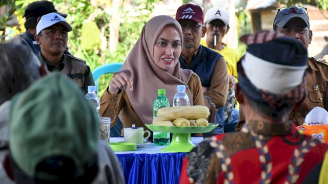 Bupati Luwu Utara Indah Putri Indriani saat berdialog dengan masyarakat seko. (ist)