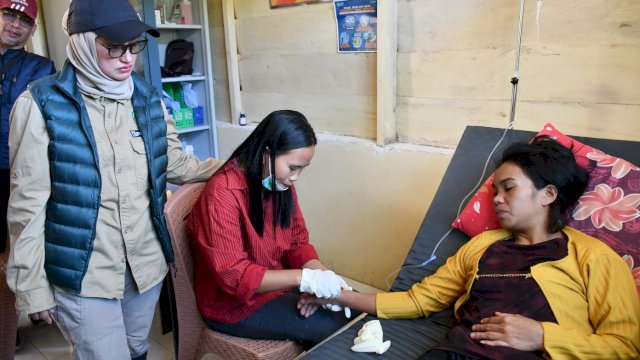 Bupati Luwu Utara Indah Putri Indriani saat memantau langsung pelayanan kesehatan di Seko Bratat, Kecamatan Seko. (ist)